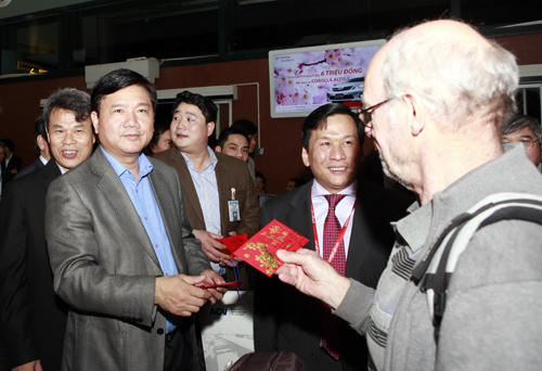 Bộ trưởng Thăng chúc Tết hành khách đêm giao thừa