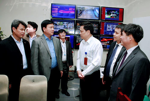 Bộ trưởng Thăng chúc Tết hành khách đêm giao thừa