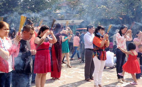 Người Sài Gòn tấp nập đi chùa ngày đầu năm