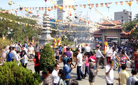 Người Sài Gòn tấp nập đi chùa ngày đầu năm