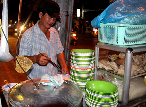 Mưu sinh trong đêm giao thừa