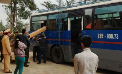 Hàng trăm xe “nhồi” khách, phóng ẩu, chạy lấn đường sau Tết