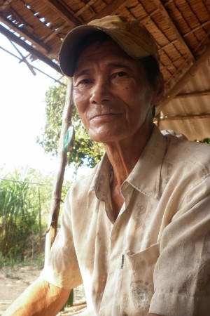 Con trai lạnh lùng rót thuốc trừ sâu mời mẹ uống