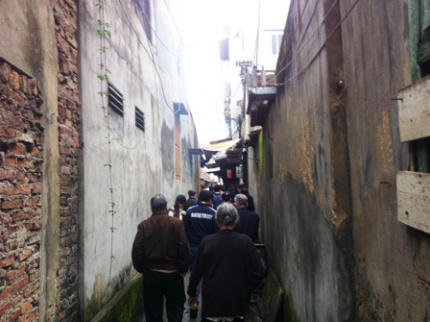 Xóm nhỏ buồn bã đưa thi hài bé Lộc ra đồng