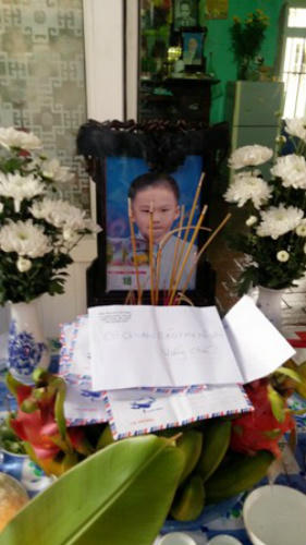 Xóm nhỏ buồn bã đưa thi hài bé Lộc ra đồng