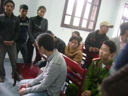 Bố mẹ cô gái bị hãm hiếp nức nở xin giảm án cho bị cáo