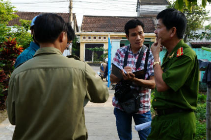 Côn đồ rút súng bắn vào mặt người yêu vì tội "không nghe lời"