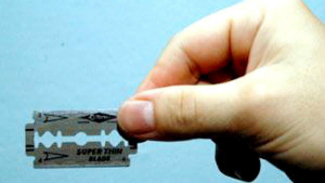 Bị rạch mặt, không dám báo công an mà chỉ... đăng facebook