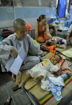 Nhà chùa nhận trẻ bỏ rơi làm con nuôi là trái luật?