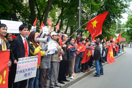 Hàng ngàn người Việt tại Ukraine biểu tình trước Đại sứ quán Trung Quốc