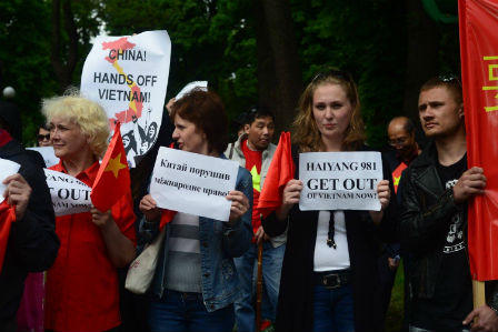 Hàng ngàn người Việt tại Ukraine biểu tình trước Đại sứ quán Trung Quốc