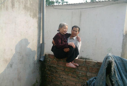 Gần 20 người bị “giam lỏng”, chính quyền chỉ biết… báo cáo!