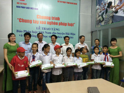 Người dân Hải Hậu, Nam Định được đọc báo Pháp luật Việt Nam miễn phí