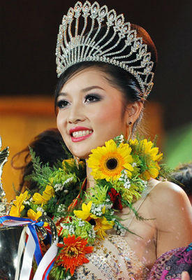 Ai đang “chống lưng” cho bà Kim Hồng?