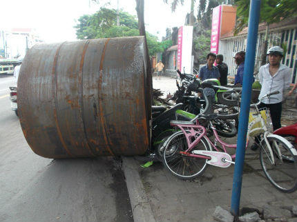 Xe container phanh gấp gây tai nạn, tài xế bị thương nặng