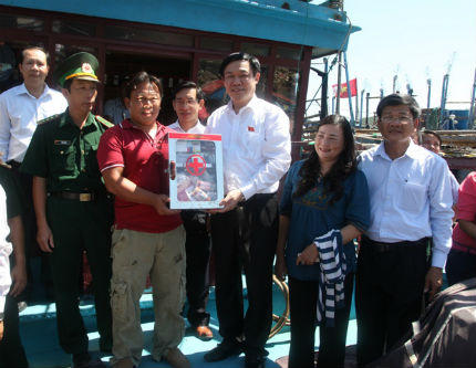 Trưởng Ban Kinh tế Trung ương tặng quà ngư dân Hoàng Sa