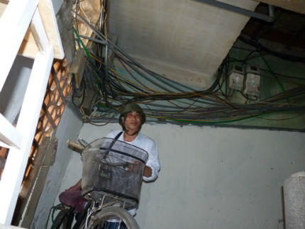 Khi nào dân Hà Nội thoát hiểm họa chung cư cũ?