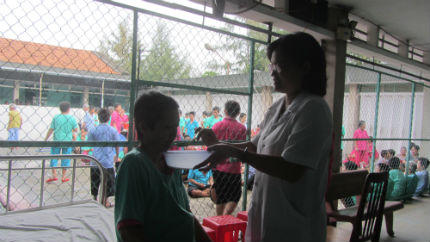 Bệnh nhân tâm thần trắng đêm đánh nhau giành chỗ ngủ