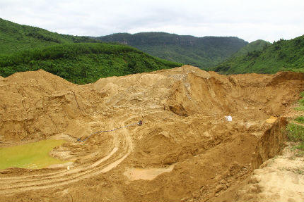 “Bờ xôi ruộng mật” bán  cho “vàng tặc”...
