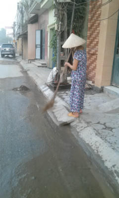 Hà Nội: Xe chở cát tra tấn cả người lẫn đê