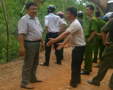 Huyện thừa nhận sai, chủ tịch xã dọa phóng viên