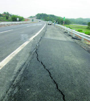 Cao tốc Nội Bài - Lào Cai rạn nứt: Nền “đất yếu” hay bỏ thầu thấp?