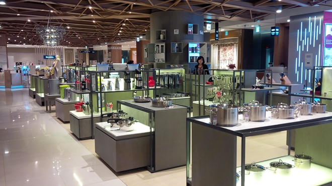 Lotte Center Hà Nội "vắng như chùa bà Đanh" sau ít ngày mở cửa