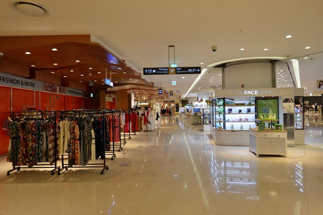 Lotte Center Hà Nội "vắng như chùa bà Đanh" sau ít ngày mở cửa