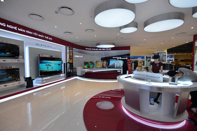 Lotte Center Hà Nội "vắng như chùa bà Đanh" sau ít ngày mở cửa