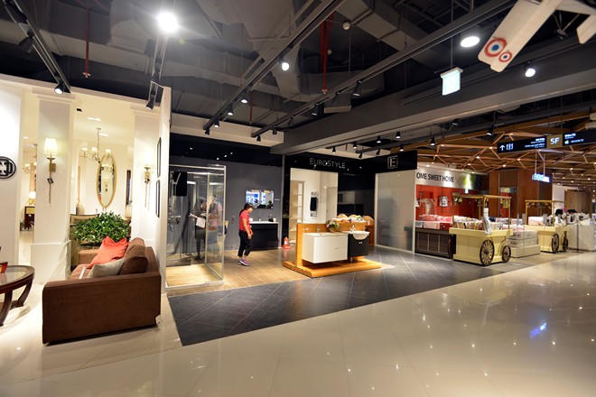 Lotte Center Hà Nội "vắng như chùa bà Đanh" sau ít ngày mở cửa