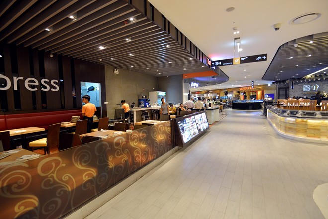 Lotte Center Hà Nội "vắng như chùa bà Đanh" sau ít ngày mở cửa