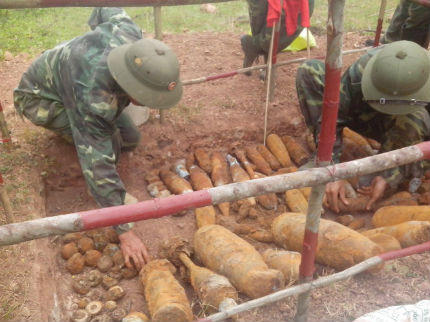 Quảng Trị: Phát hiện hầm bom đạn nằm dưới đất 2,5m