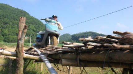 Quỳ Hợp (Nghệ An): Đánh cược mạng sống với cầu tre tạm