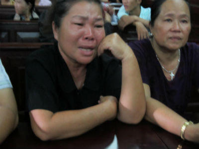 Kẻ ghen tuông “cao số” điện giật, dao đâm thấu ngực vẫn không chết