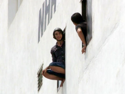 “Ngáo đá” nhảy lầu tự tử, lộ thân phận "trốn nã"