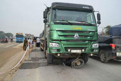 Thương cảnh bà cháu quấn 3 khăn tang ôm nhau khóc sau tai nạn thảm khốc