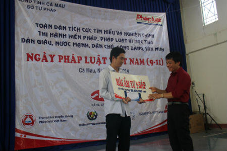 Tưng bừng “Ngày Pháp luật” miền sông nước