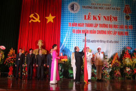 Kỷ niệm 35 năm ngày thành lập trường Đại học Luật Hà Nội: Long trọng và xúc động