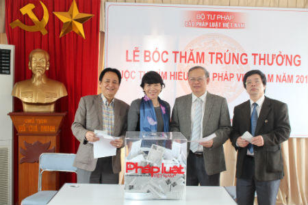 Bốc thăm lần 3 cuộc thi Tìm hiểu Hiến pháp: Chúc mừng 5 bạn đọc trúng thưởng