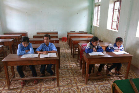 Xóa trường chuẩn Quốc gia, hàng trăm học sinh thất học