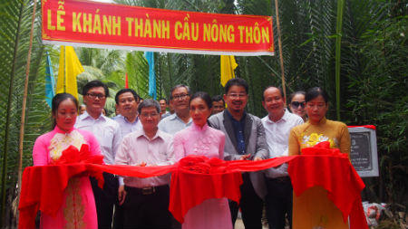 Hội phẫu thuật thẩm mỹ TP.HCM xây cầu cho xã anh hùng