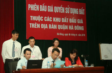 Đấu giá viên không được nhận tiền của người tham gia đấu giá