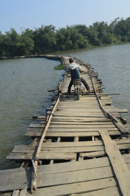 Thấp thỏm đi qua cây cầu “tử thần” chực chờ