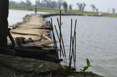 Thấp thỏm đi qua cây cầu “tử thần” chực chờ