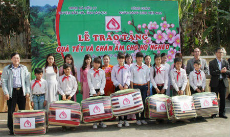 Chung tay mang Tết ấm đến với người nghèo