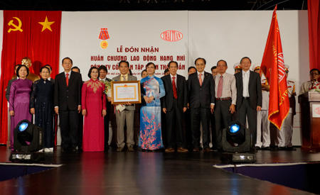 Thái Tuấn đón nhận huân chương lao động hạng 2