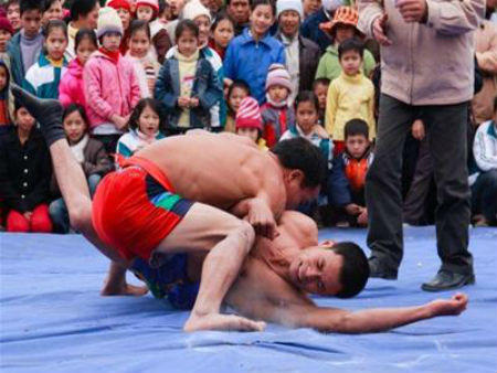 Độc nhất vô nhị keo vật “trai rốt”… 