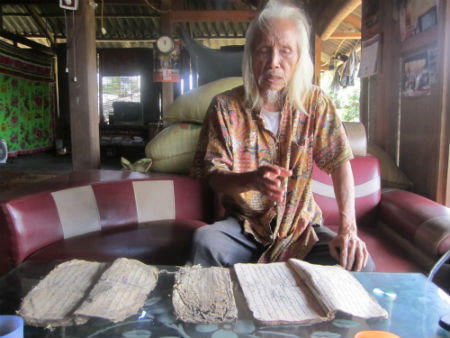 Người gìn giữ những báu vật thiêng liêng của người Thái đen