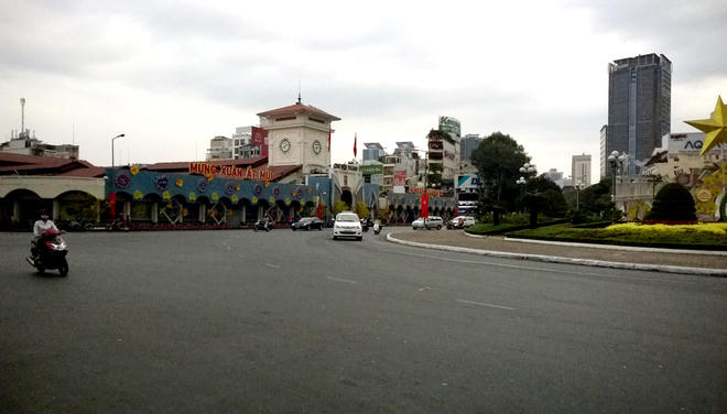 Phố phường vắng lặng ngày đầu năm