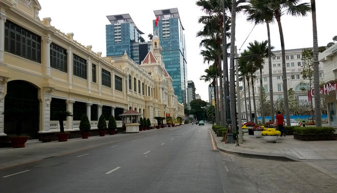 Phố phường vắng lặng ngày đầu năm
